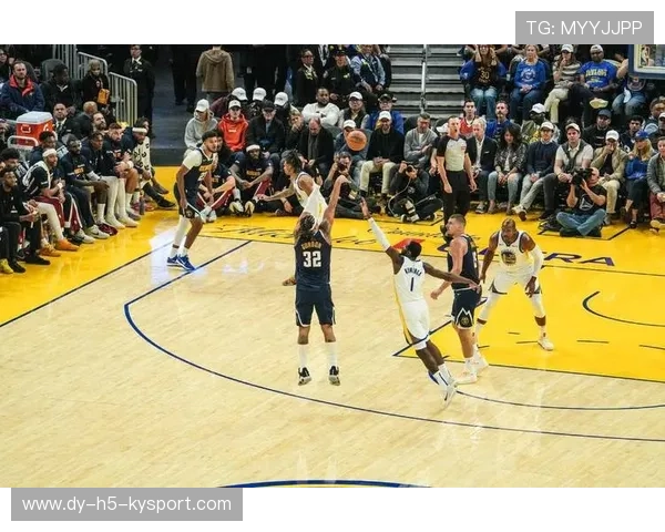 NBA勇士切入分球打开空间的进攻艺术 NBA勇士切入分球打开空间的进攻艺术