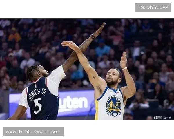 库里连续远投命中，勇士在半场结束前将比分拉大